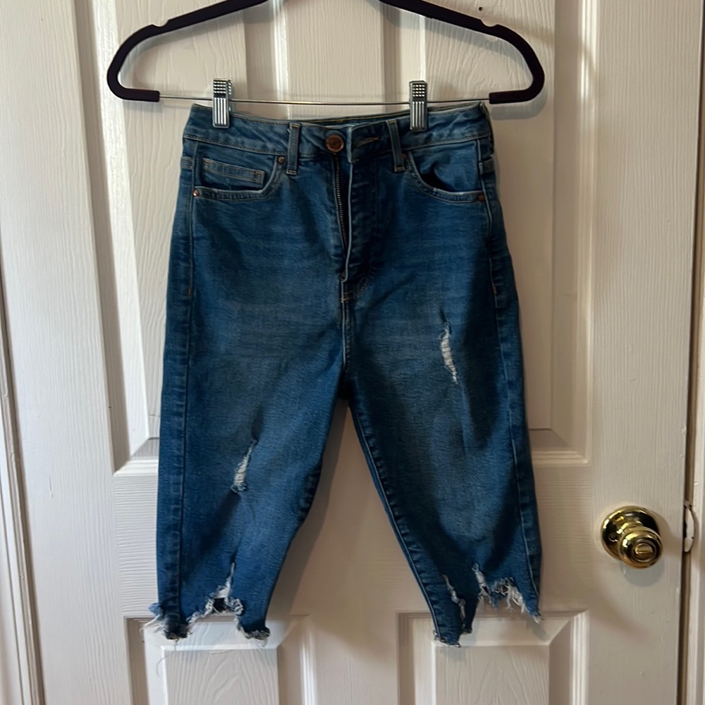 Distressed bermuda shorts
